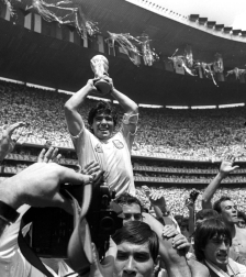 DIego Armando Maradona, el 'Pelusa', exfutbolista argentino y entrenador de fútbol falleció este miércoles 25 de noviembre a causa de una parada cardiorrespiratoria a los 60 años de edad.