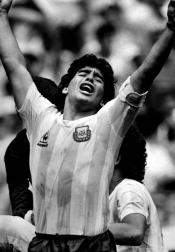 DIego Armando Maradona, el 'Pelusa', exfutbolista argentino y entrenador de fútbol falleció este miércoles 25 de noviembre a causa de una parada cardiorrespiratoria a los 60 años de edad.