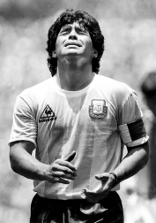 DIego Armando Maradona, el 'Pelusa', exfutbolista argentino y entrenador de fútbol falleció este miércoles 25 de noviembre a causa de una parada cardiorrespiratoria a los 60 años de edad.