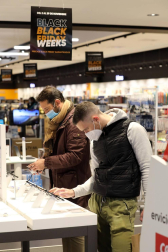 Imágenes de clientes en el centro comercial La Morea en el Polígono Cordovilla el viernes 27.
