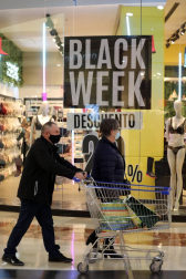 Imágenes de clientes en el centro comercial La Morea en el Polígono Cordovilla el viernes 27.