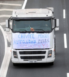Transportistas navarros marcharon este sábado, 5 de diciembre, por las rondas de Pamplona para protestar contra las medidas del IRPF anunciadas por el Gobierno foral.