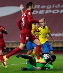 Imágenes del partido de primera ronda de Copa del Rey entre el Tomares y Osasuna, disputado en el estadio de La Cartuja.