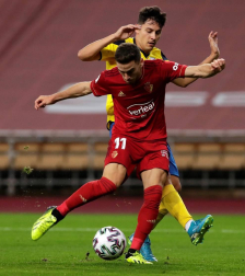 Imágenes del partido de primera ronda de Copa del Rey entre el Tomares y Osasuna, disputado en el estadio de La Cartuja.