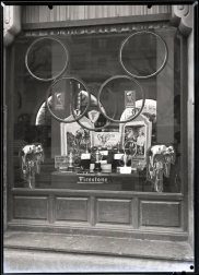 El Archivo Real y General de Navarra ha publicado 3.000 nuevas fotografías en su buscador web Archivo Abierto y ha ampliado la información recogida en su portal de Internet 'Fototeca de Navarra' a un total de 59 fondos documentales. Dentro de estas incorporaciones se encuentran 210 imágenes del estudio Foto Galle que ofrecen un recorrido por los escaparates de las tiendas de Pamplona en la década de los años 60.