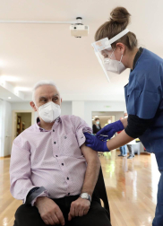 Imágenes de los primeros pacientes de El Vergel en ser vacunados.