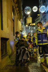 Pilar Martínez y Faustino Cámara viven en un tercero sin ascensor y necesitan silla de ruedas. Tras semanas sin salir de casa, voluntarios de la DYA les ofrecieron un recorrido por la ciudad