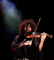 El violinista libanés conmovió en el pabellón pamplonés, acompañado esta vez por el pianista cubano Iván 'Melón' Lewis.