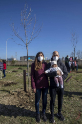 Decenas de personas han participado este sábado en Noáin en la plantación de árboles organizada por el Ayuntamiento de la localidad.