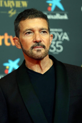 Actores, presentadores y cantantes desfilan por la alfombra roja de los premios Goya 2021.