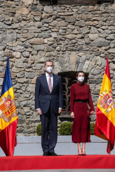 Las máximas autoridades andorranas han recibido este jueves a mediodía a los Reyes Don Felipe y Doña Letizia, de visita oficial en el Principado, donde se recibe por primera vez a un jefe de Estado español.