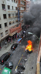 Varias personas que se encontraban en la zona de Pozas han cruzado contenedores, dando fuego a alguno de ellos, lo que ha obligado a intervenir a los Bomberos. Además, han lanzado objetos contra la Ertzaintza.