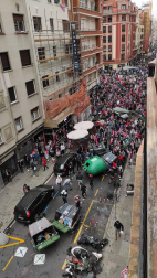 Varias personas que se encontraban en la zona de Pozas han cruzado contenedores, dando fuego a alguno de ellos, lo que ha obligado a intervenir a los Bomberos. Además, han lanzado objetos contra la Ertzaintza.