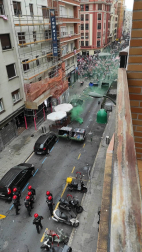 Varias personas que se encontraban en la zona de Pozas han cruzado contenedores, dando fuego a alguno de ellos, lo que ha obligado a intervenir a los Bomberos. Además, han lanzado objetos contra la Ertzaintza.