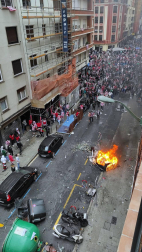 Varias personas que se encontraban en la zona de Pozas han cruzado contenedores, dando fuego a alguno de ellos, lo que ha obligado a intervenir a los Bomberos. Además, han lanzado objetos contra la Ertzaintza.