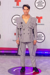Galería de fotos de la alfombra roja de los Latin American Music Awards, en los que ha triunfado Bad Bunny.