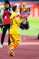 El FC Barcelona goleó (0-4) al Athletic Club este sábado en la final de la Copa del Rey celebrada en el Estadio de La Cartuja, una lucha sin rival para los azulgrana que salen campeones dos años después gracias al gran despliegue que lideraron Messi y De Jong.