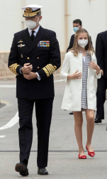 Los reyes han presidido este jueves la puesta a flote del nuevo submarino de la Armada, el S-81 Isaac Peral, en los astilleros de Navantia en Cartagena, en la que han estado acompañados por sus hijas, Leonor, princesa de Asturias y madrina del bautizo del sumergible, y la infanta Sofía.