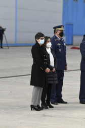 El avión con los cuerpos de David Beriáin, Roberto Fraile y el irlandés Rory Young, periodistas y cooperante asesinados en Burkina Faso, tomó tierra en la base aérea militar de Torrejón de Ardoz este viernes, 30 de abril, a las 09.00 horas donde un cordón militar de honor los ha recibido.