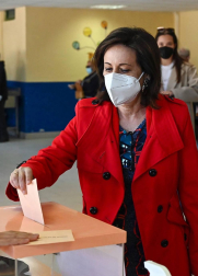 Los candidatos a la presidencia de la Asamblea de Madrid votan en sus colegios electorales.