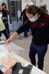 Los candidatos a la presidencia de la Asamblea de Madrid votan en sus colegios electorales.