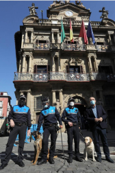 Tyrion y Suri son los dos perros que, junto a dos agentes adscritos al Grupo de Prevención, conforman la Unidad Canina de la Policía Municipal de Pamplona