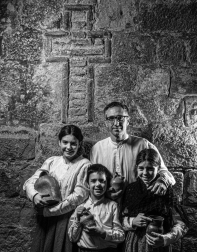 El oficio de alfarero en la localidad navarra está documentado ya en 1501. Fernando Hualde y Joseba Urretavizcaya.publican el libro 'Manos alfareras en Lumbier'.