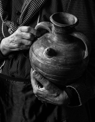 El oficio de alfarero en la localidad navarra está documentado ya en 1501. Fernando Hualde y Joseba Urretavizcaya.publican el libro 'Manos alfareras en Lumbier'.