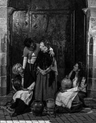 El oficio de alfarero en la localidad navarra está documentado ya en 1501. Fernando Hualde y Joseba Urretavizcaya.publican el libro 'Manos alfareras en Lumbier'.