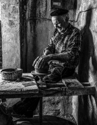 El oficio de alfarero en la localidad navarra está documentado ya en 1501. Fernando Hualde y Joseba Urretavizcaya.publican el libro 'Manos alfareras en Lumbier'.