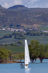 La Semana Azul, entre mascarillas y distancias, permite a 746 escolares de  23 centros educativos navarros participar en la campaña escolar de vela en el embalse de Alloz.