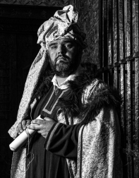 El investigador Fernando Hualde y el fotógrafo artístico Joseba Urretavizcaya unen fuerzas de nuevo en este proyecto editorial. 'Rey de la Faba' es el tercer ejemplar de la colección 'Navarra' de la editorial Xibarit.