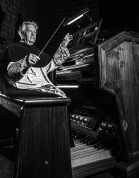 El investigador Fernando Hualde y el fotógrafo artístico Joseba Urretavizcaya unen fuerzas de nuevo en este proyecto editorial. 'Rey de la Faba' es el tercer ejemplar de la colección 'Navarra' de la editorial Xibarit.