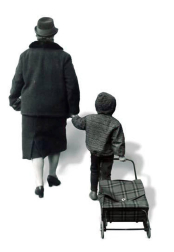 El Ayuntamiento de Pamplona inauguró la muestra en Condestable con fotografías que visibilizan la contribución de las mujeres para mantener en pie la sociedad.