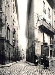 El Ayuntamiento de Pamplona inauguró la muestra en Condestable con fotografías que visibilizan la contribución de las mujeres para mantener en pie la sociedad.