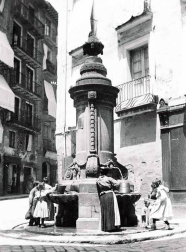 El Ayuntamiento de Pamplona inauguró la muestra en Condestable con fotografías que visibilizan la contribución de las mujeres para mantener en pie la sociedad.