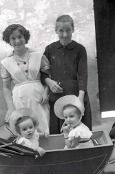 El Ayuntamiento de Pamplona inauguró la muestra en Condestable con fotografías que visibilizan la contribución de las mujeres para mantener en pie la sociedad.