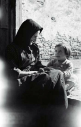 El Ayuntamiento de Pamplona inauguró la muestra en Condestable con fotografías que visibilizan la contribución de las mujeres para mantener en pie la sociedad.