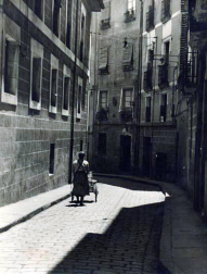 El Ayuntamiento de Pamplona inauguró la muestra en Condestable con fotografías que visibilizan la contribución de las mujeres para mantener en pie la sociedad.