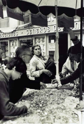 El Ayuntamiento de Pamplona inauguró la muestra en Condestable con fotografías que visibilizan la contribución de las mujeres para mantener en pie la sociedad.