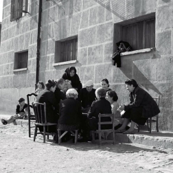 El Ayuntamiento de Pamplona inauguró la muestra en Condestable con fotografías que visibilizan la contribución de las mujeres para mantener en pie la sociedad.