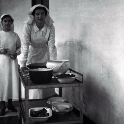 El Ayuntamiento de Pamplona inauguró la muestra en Condestable con fotografías que visibilizan la contribución de las mujeres para mantener en pie la sociedad.