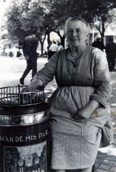 El Ayuntamiento de Pamplona inauguró la muestra en Condestable con fotografías que visibilizan la contribución de las mujeres para mantener en pie la sociedad.