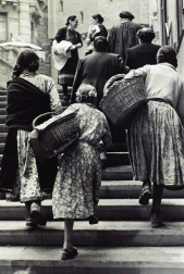 El Ayuntamiento de Pamplona inauguró la muestra en Condestable con fotografías que visibilizan la contribución de las mujeres para mantener en pie la sociedad.