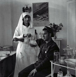 El Ayuntamiento de Pamplona inauguró la muestra en Condestable con fotografías que visibilizan la contribución de las mujeres para mantener en pie la sociedad.