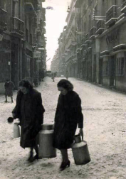 El Ayuntamiento de Pamplona inauguró la muestra en Condestable con fotografías que visibilizan la contribución de las mujeres para mantener en pie la sociedad.