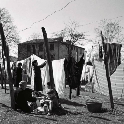 El Ayuntamiento de Pamplona inauguró la muestra en Condestable con fotografías que visibilizan la contribución de las mujeres para mantener en pie la sociedad.