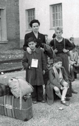 El Ayuntamiento de Pamplona inauguró la muestra en Condestable con fotografías que visibilizan la contribución de las mujeres para mantener en pie la sociedad.