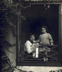 El Ayuntamiento de Pamplona inauguró la muestra en Condestable con fotografías que visibilizan la contribución de las mujeres para mantener en pie la sociedad.