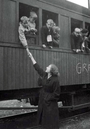 El Ayuntamiento de Pamplona inauguró la muestra en Condestable con fotografías que visibilizan la contribución de las mujeres para mantener en pie la sociedad.